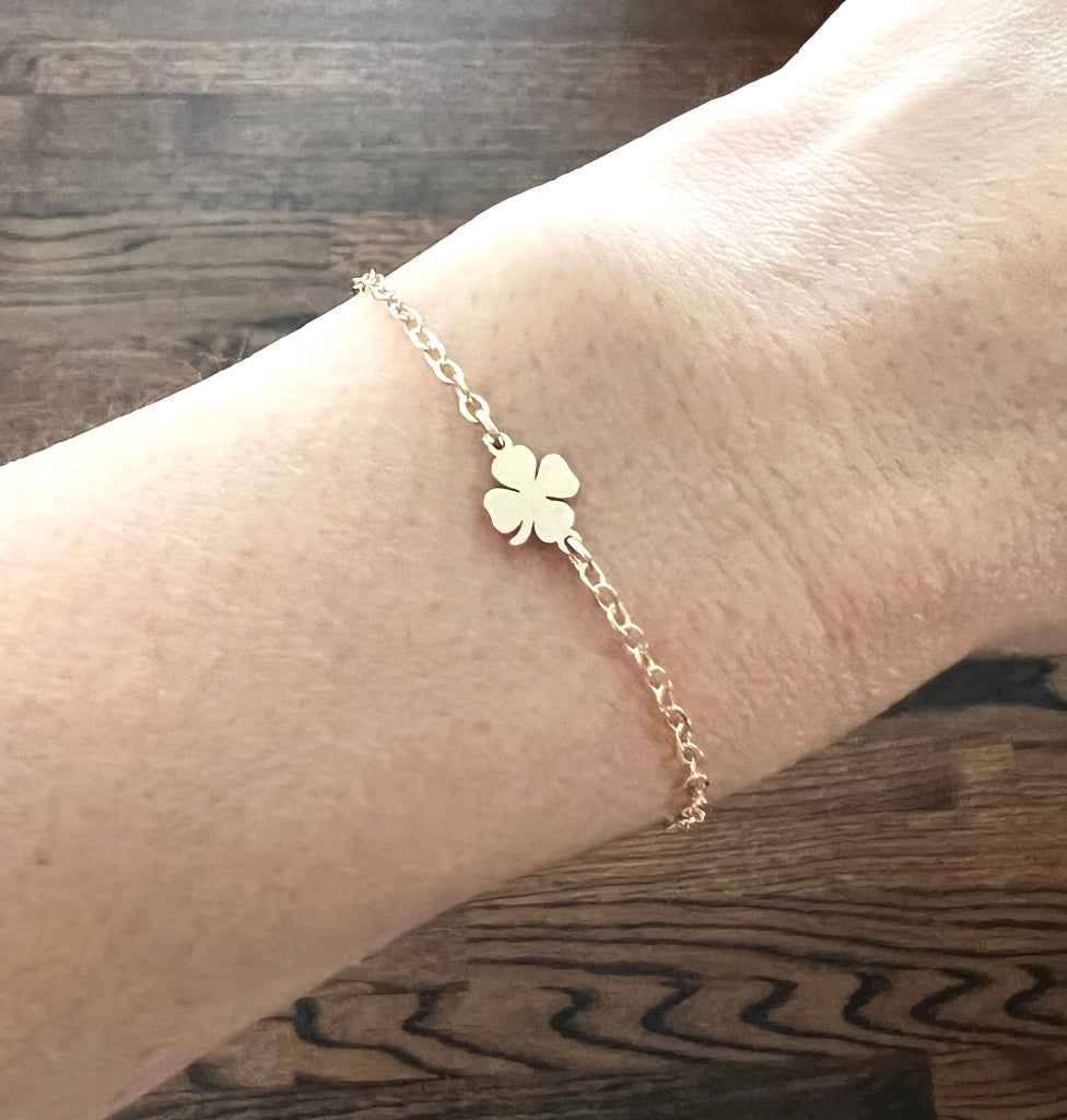 Amazon.com: SHINYY Four Leaf Clover Bracelet for Women 18K Gold Plated  Stainless Steel Lucky 4 Leaf Link Bracelet Wrist Jewelry for Mother and  Daughter (Black Gold): Clothing, Shoes & Jewelry
